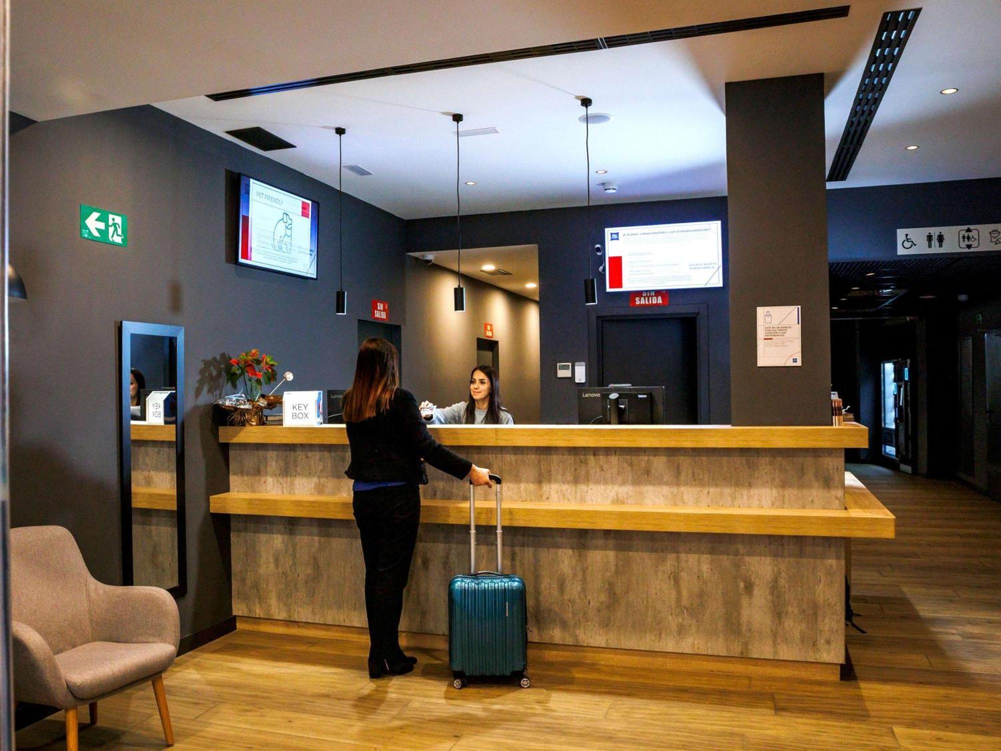 Ibis Budget Logrono Centro Esterno foto